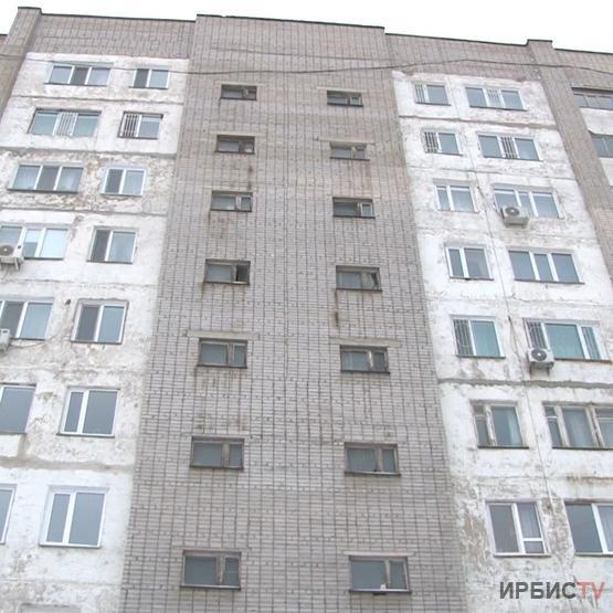 «Абайлаңыз, басыңызға қоқыс түсуі мүмкін!» Павлодардағы көпқабатты үйлердің бірінде осындай хабарлама не себепті пайда болған?