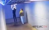 Павлодарда жерасты өткеліндегі төбе конструкциясын сындырған ер адам жауапқа тартылды