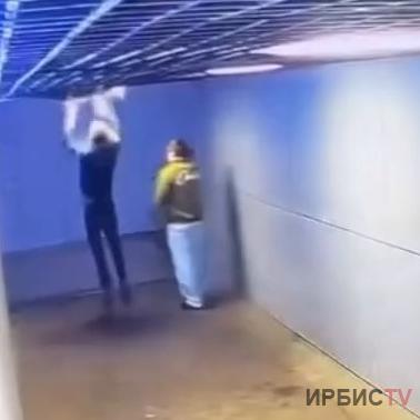 Павлодарда жерасты өткеліндегі төбе конструкциясын сындырған ер адам жауапқа тартылды