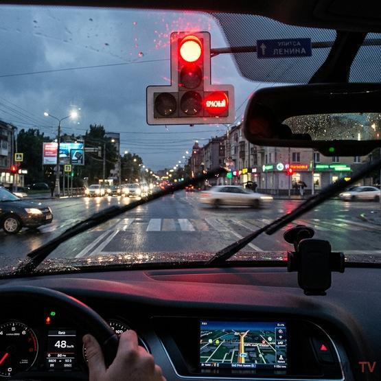 Павлодарда қызыл шамға өткен жүргізуші жазаланды
