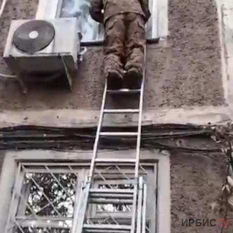 Павлодарда құтқарушылар үйде жалғыз қалған зейнеткерге көмек көрсетті