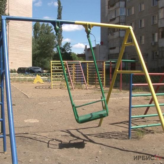 Павлодарлықтар: «15 жыл бойы осындай тозығы жеткен аулада ойнайды»