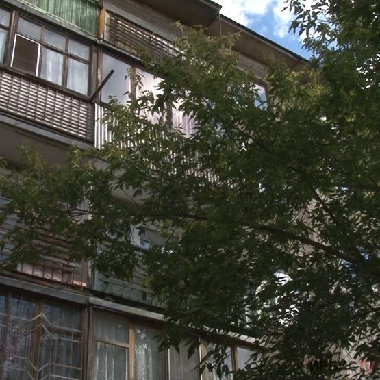 Павлодардағы көп қабатты үйдің тұрғындары күндіз майшаммен газет оқиды