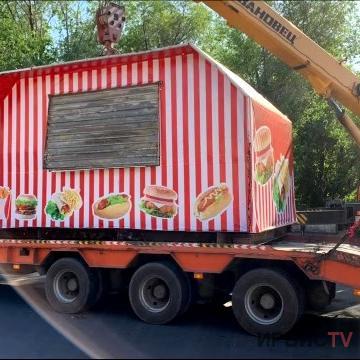 Павлодарлық полицейлер заңсыз сауда дүңгіршектерін бұзып жатыр