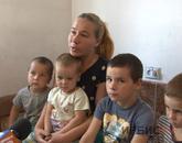 Павлодарда жас ана бес баласымен саяжайда тұрып жатыр