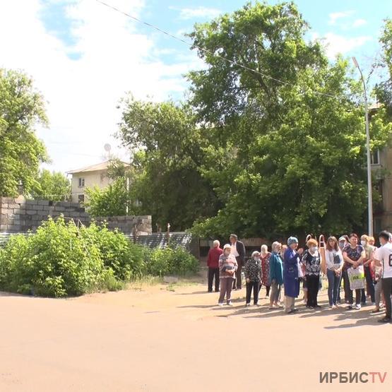 Павлодарлықтар ауладағы құрылыс жұмыстарына қарсы